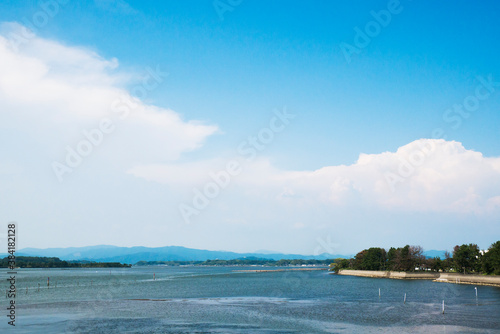 Fototapeta Naklejka Na Ścianę i Meble -  雲の広がる青い空と浜名湖