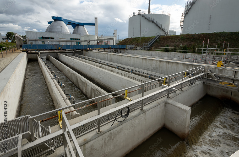 Abwasserbehandlung im Klärwerk, Druckluft wird im Vorklärbecken in das Abwasser gepumpt. Abwasserbehandlung im Klärwerk, Druckluft wird im Vorklärbecken in das Abwasser gepumpt.