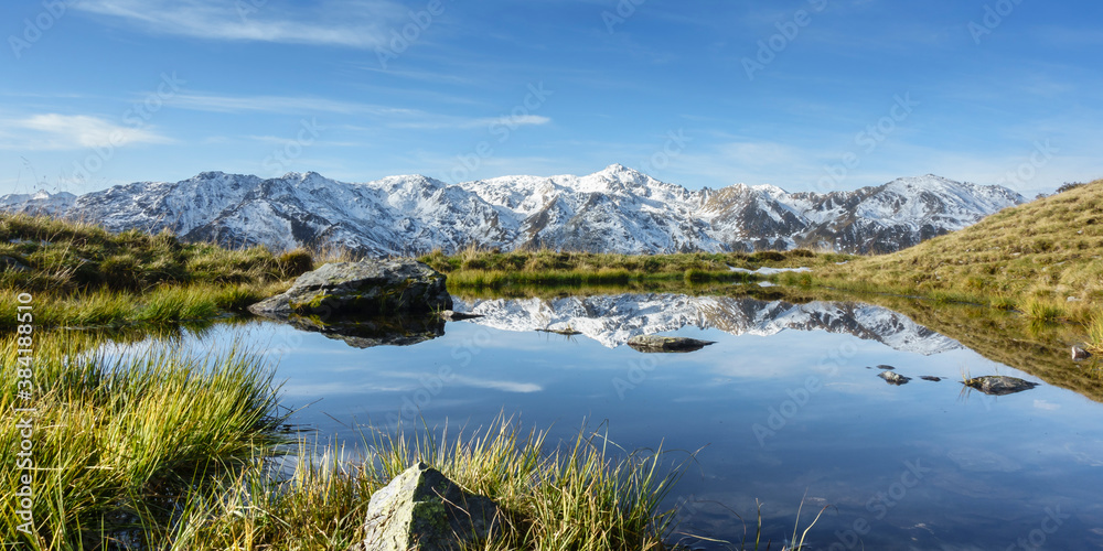 Panorama von einem klaren Bergsee in den tiroler Alpen