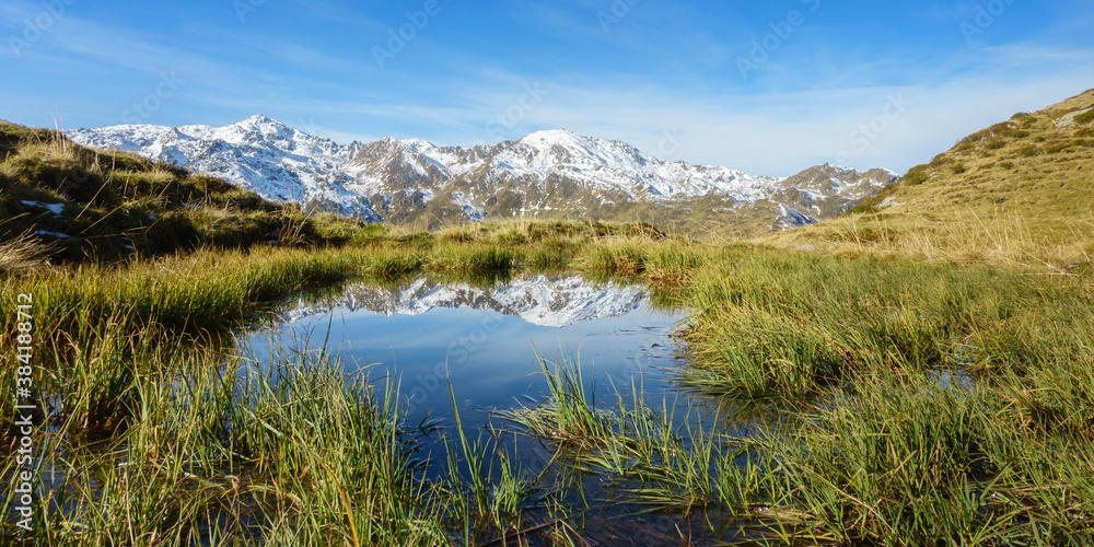 Panorama von einem klaren Bergsee in den tiroler Alpen