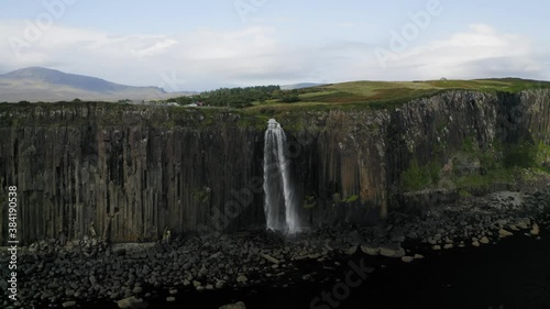 Drohnenvideo von Mealtfalls Wasserfall an Klippe schottischer Küste Nähe Kilt Rock photo