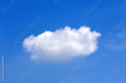 青空と一つの白い雲