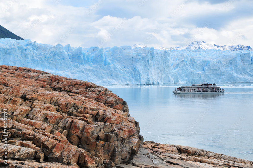 Glaciar Perito Moreno con roca al frente