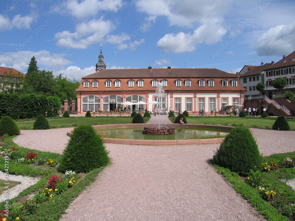Lustgarten in Erbach mit Brunnen, Orangerie und Schloss