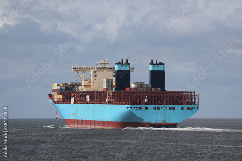 Blaues Containerschiff von hinten