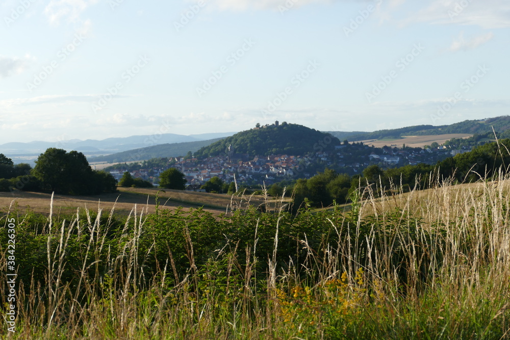 Blick auf Homberg / Efze mit Bergkegel und Landschaft
