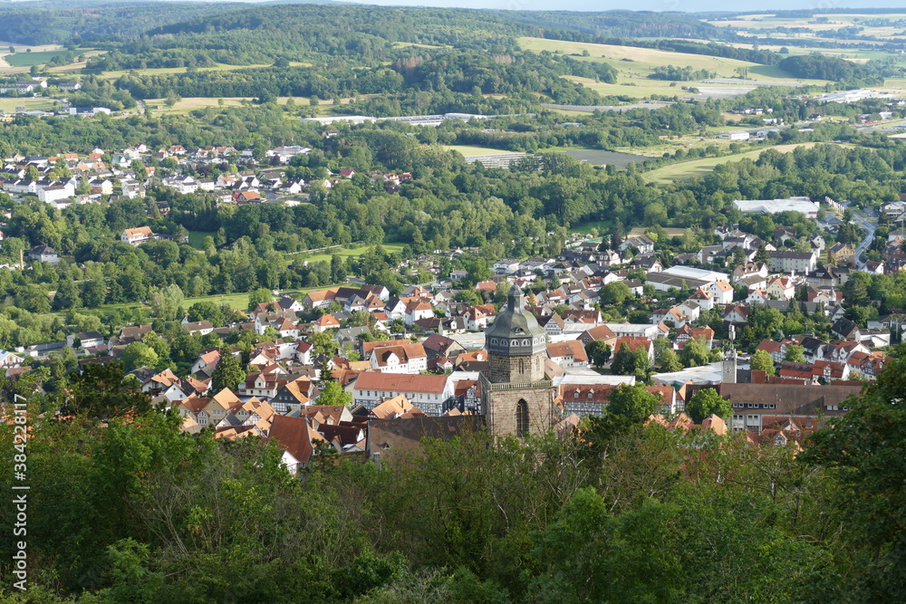 Blick von der Hohenburg mit Stadtkirche, Häusern und Landschaft