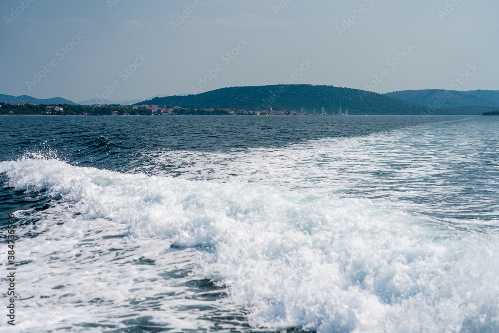 Bugwelle einer Yacht