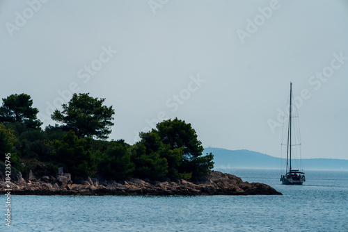 Segelschiff auf Meer mit Insel