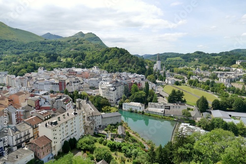 Vue panoramique sur la ville de Lourdes et le sanctuaire au loin photo