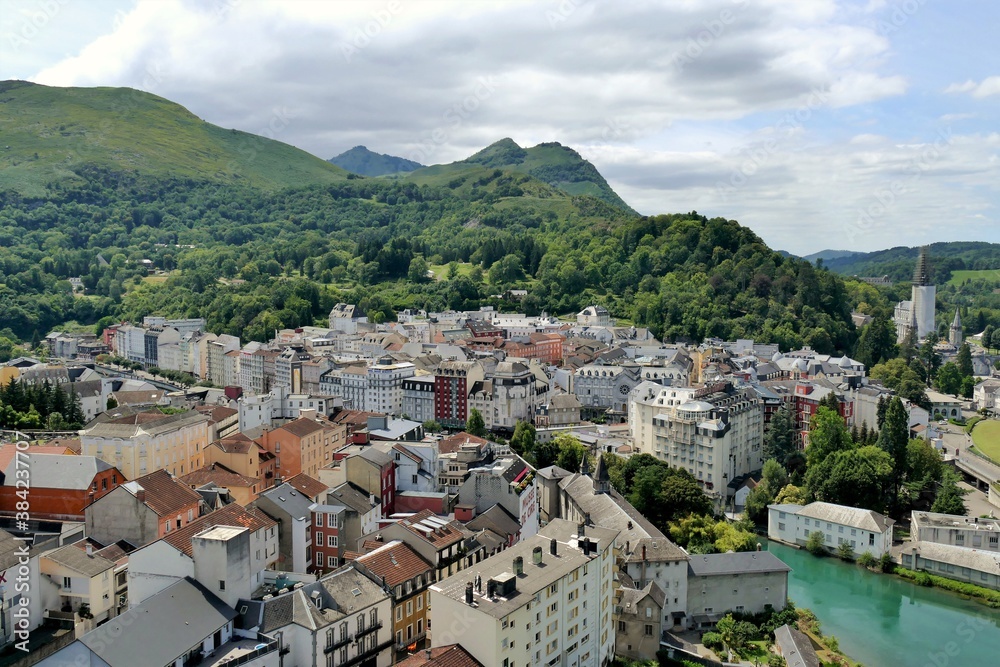 Vue panoramique sur la ville de Lourdes et le sanctuaire au loin