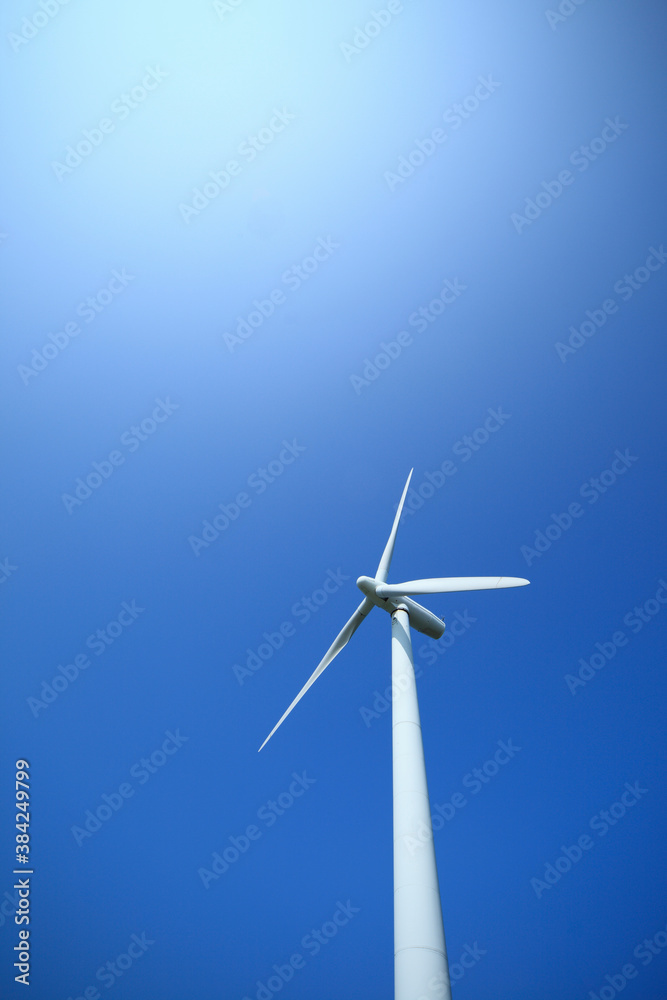 風力発電の風車と太陽 風力発電の風車と太陽