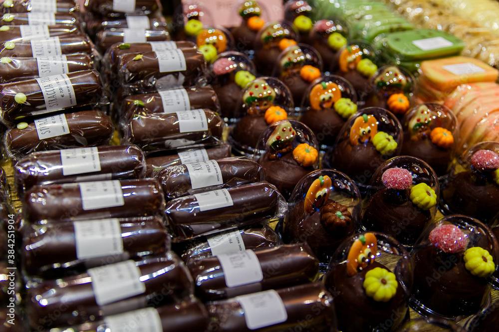 Naklejka premium Bruges, Flanders, Belgium, Europe - October 1, 2019. Belgian chocolate in a traditional chocolate shop in Bruges (Brugge) Belgium. Chocolate candy in a store window. Stand with chocolates.