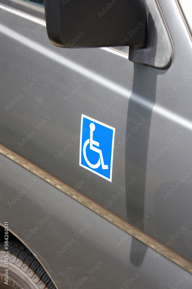 Fototapeta premium 車いすステッカーを貼ったワゴン車