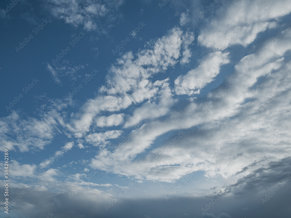 Blauer Himmel mit dunkel aufziehenden Regenwolken