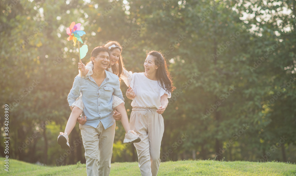 Fototapeta premium Asian people, happy families, outdoor life after the virus crisis. 