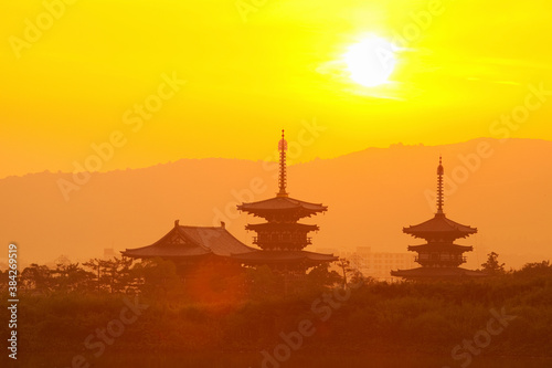 奈良県薬師寺の日の出