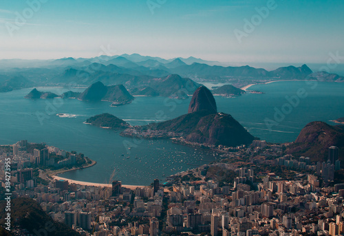 Foto aérea do corcovado, montanha muito famosa em cartões postais do Rio de Janeiro.