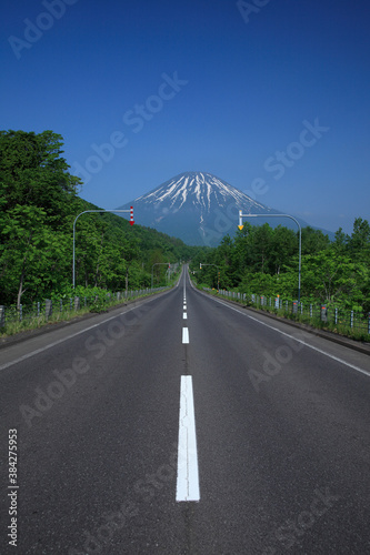 北海道、羊蹄山へ続く道