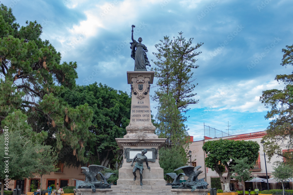 statue of Josefa Ortiz de Dominguéz