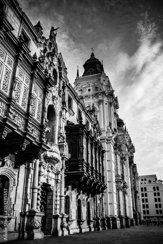 Catedral y Arzobispado de Lima, ubicado frente a la Plaza Mayor del distrito, en la capital de Perú