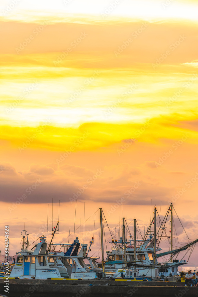 【神奈川県 江ノ島】夕日に照らされた海と船