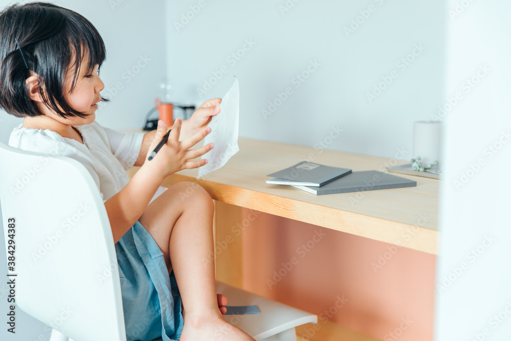 小さい女の子が1人で勉強机に座って勉強している 孤独 Kids Girl Study Stock Foto Adobe Stock
