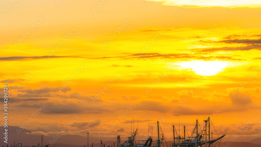 【神奈川県 江ノ島】夕日に照らされた海と船