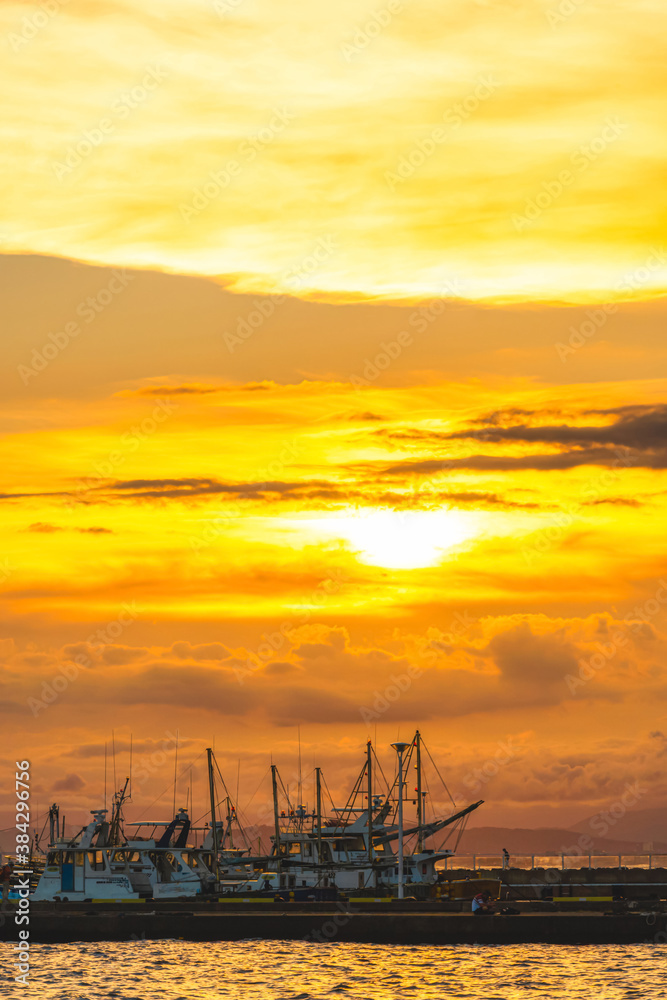 【神奈川県 江ノ島】夕日に照らされた海と船