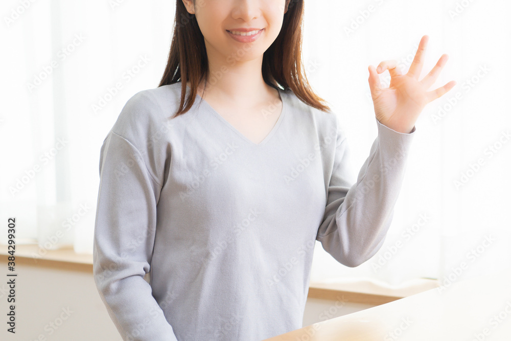 OKのジェスチャーをする若い女性
