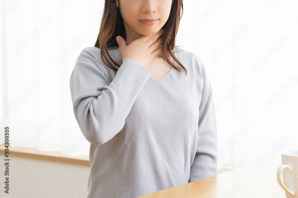 喉が痛い若い女性 喉が痛い若い女性