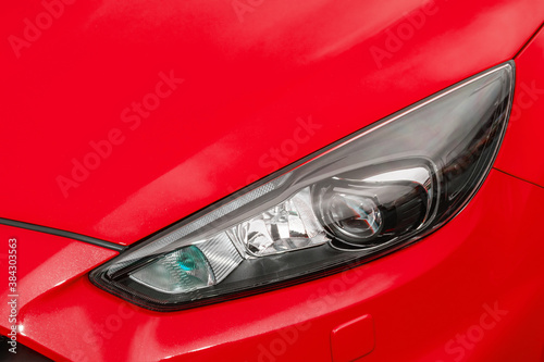 赤いクルマのヘッドライト　Headlight of the car © norikko