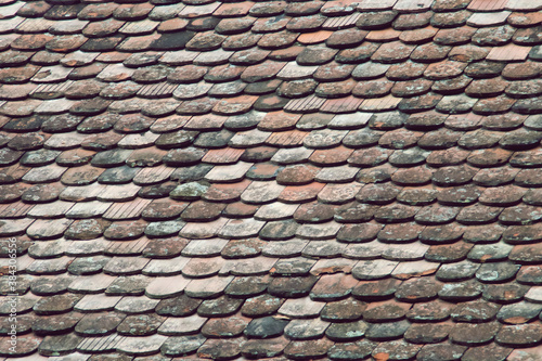 Techo de tejas marrones planas. Techo tradicional de una casa antigua en Sighisoara en Rumania.