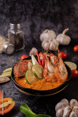 Fotografie Tom yum with shrimp and crab with lime, chili, tomato, garlic, lemongrass and kaffir lime leaves