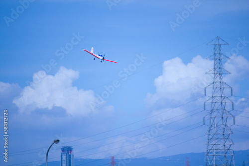 飛んでいるラジコン飛行機