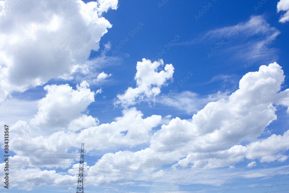 青空と夏の白い雲と送電鉄塔 青空と夏の白い雲と送電鉄塔