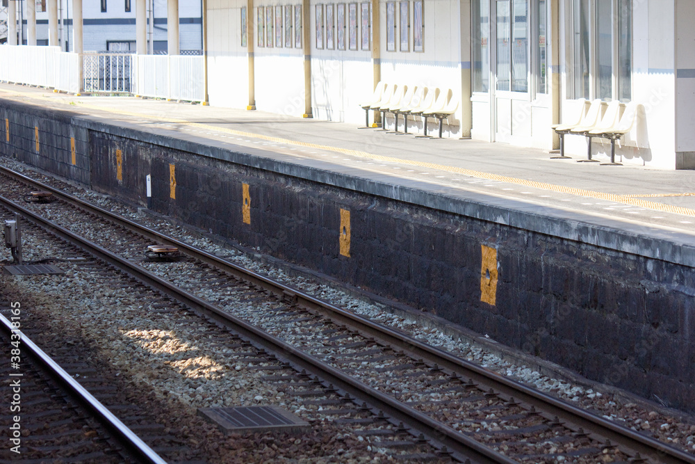 Fototapeta premium 人気のない電車のホーム