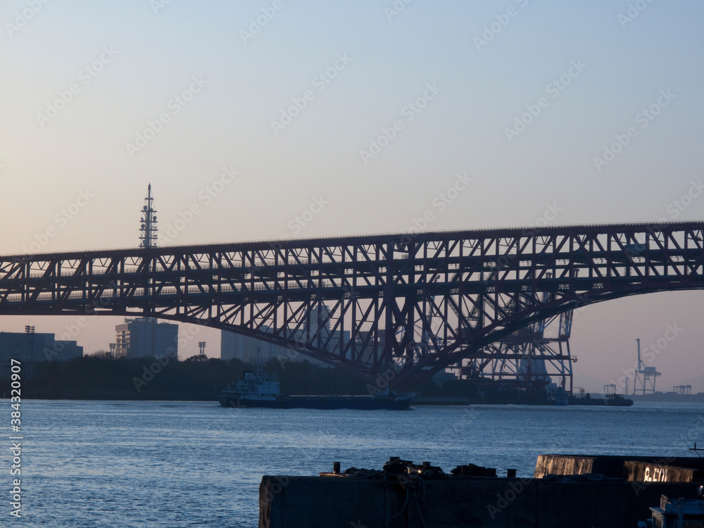 Fototapeta premium 大阪南港の港大橋のシルエットの風景
