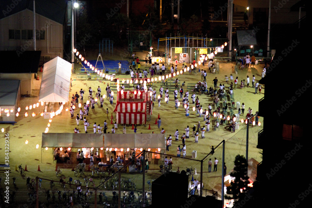 Obraz premium 町内会の納涼盆踊り大会