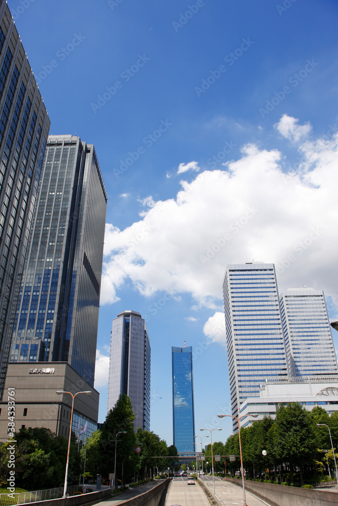 青空と高層ビル