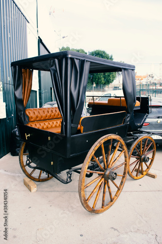 Cuadro en lienzo Old restored carriage in vintage style