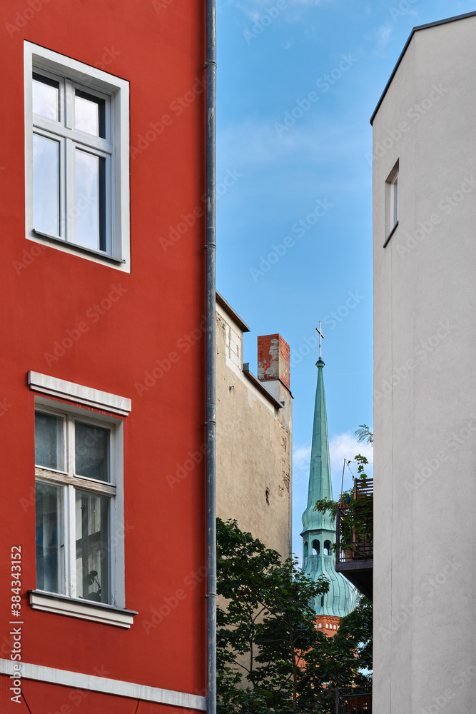 Blick von der Choriner Strasse auf den Turm der Segenskirche in Berlin-Prenzlauer Berg