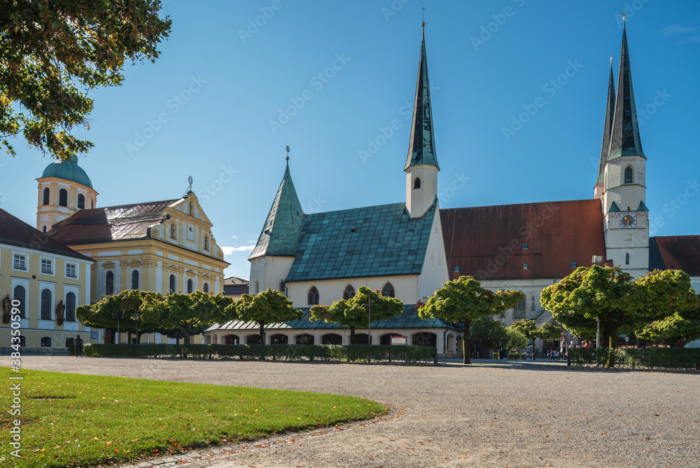 Kapellplatz in Altötting bei Sonne,  Stiftskirche und Gnadenkapelle,und St. Magdalena