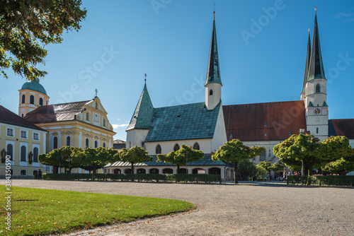 Kapellplatz in Altötting bei Sonne, Stiftskirche und Gnadenkapelle,und St. Magdalena