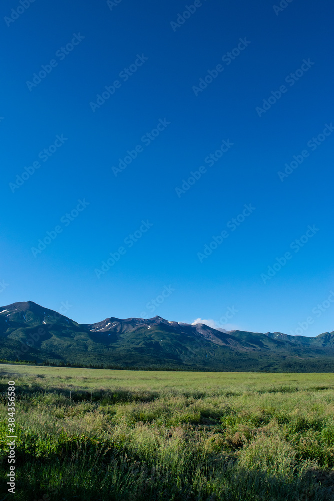 十勝岳連峰と大空と大地