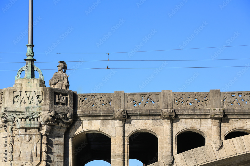 Detail der Maximiliansbrücke  - eine Bogenbrücke über die Isar in München
