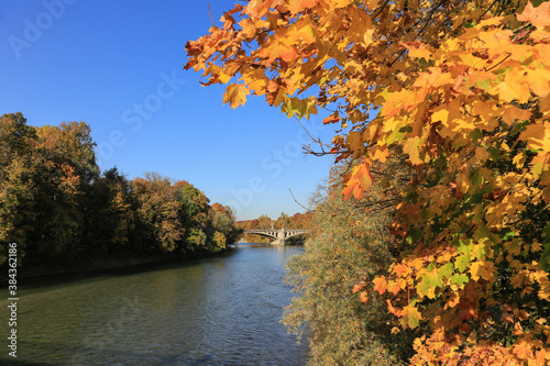 Herbst Stimmung an der Isar in München mit Blick auf die Maximiliansbrücke
