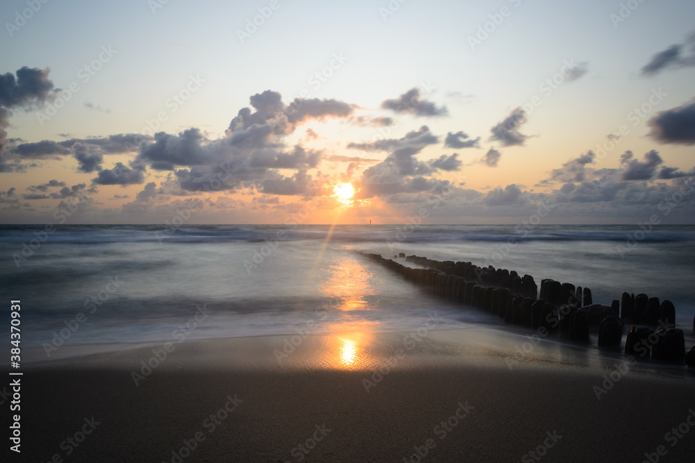 Sonnenuntergang mit Buhne am Strand von Sylt