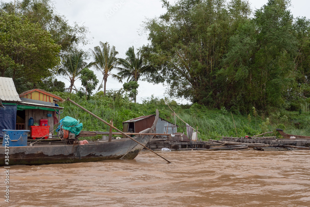 Cambogia, villaggio galleggiante di pescatori vietnamiti