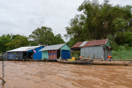 Cambogia, villaggio galleggiante di pescatori vietnamiti © africa